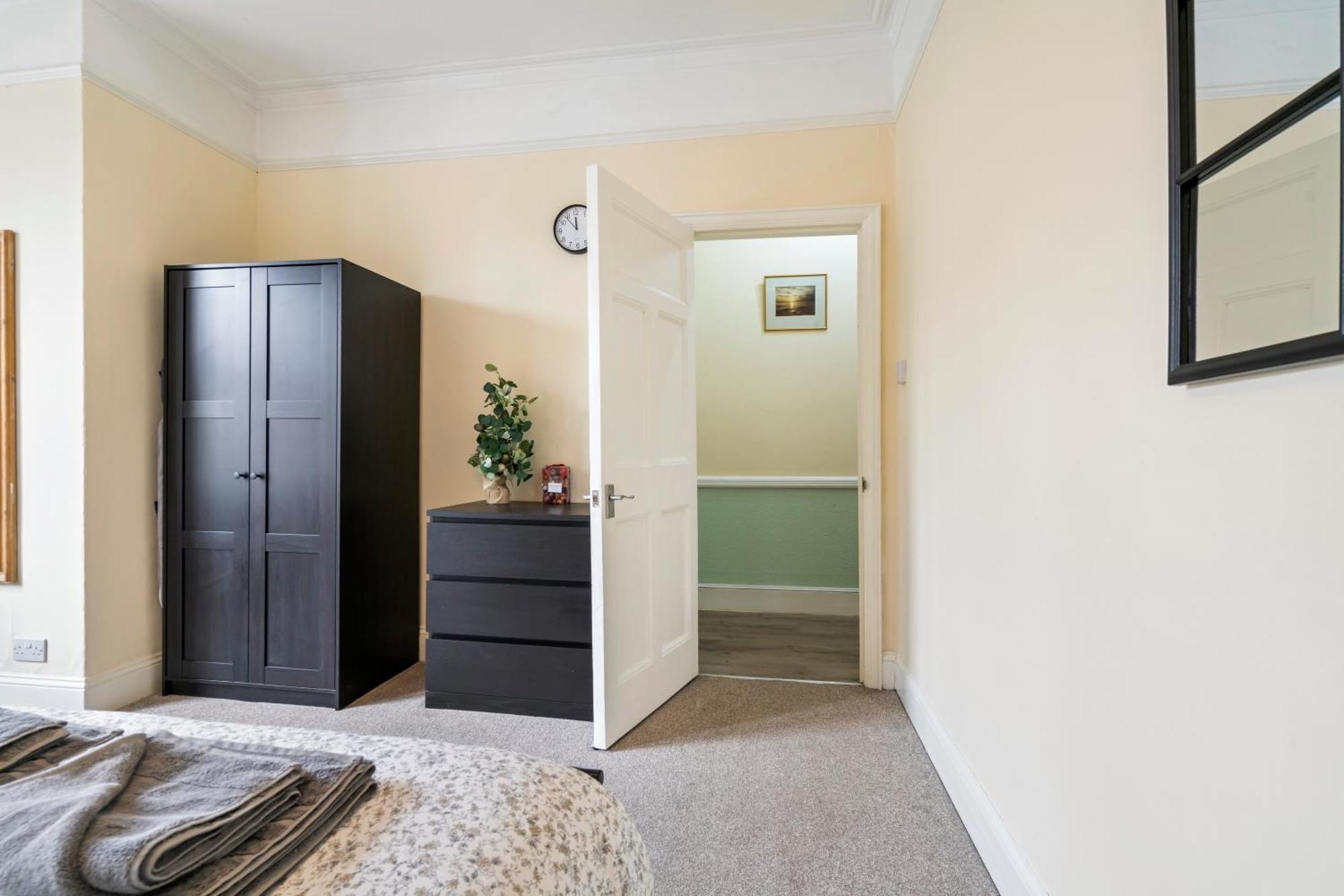 Modern 3 Bedroom Apartment In Wimbeldon Park ลอนดอน ภายนอก รูปภาพ